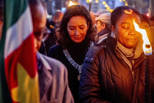 Femke Halsema conmemorando los asesinatos de diciembre en Surinam 2019.