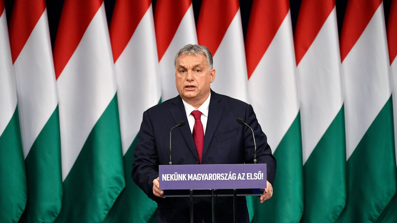 De Hongaarse premier Viktor Orbán sprak in februari zijn jaarlijkse ‘troonrede’ uit. De slogan op het spreekgestalt luidt: „Hongerije komt eerst”.