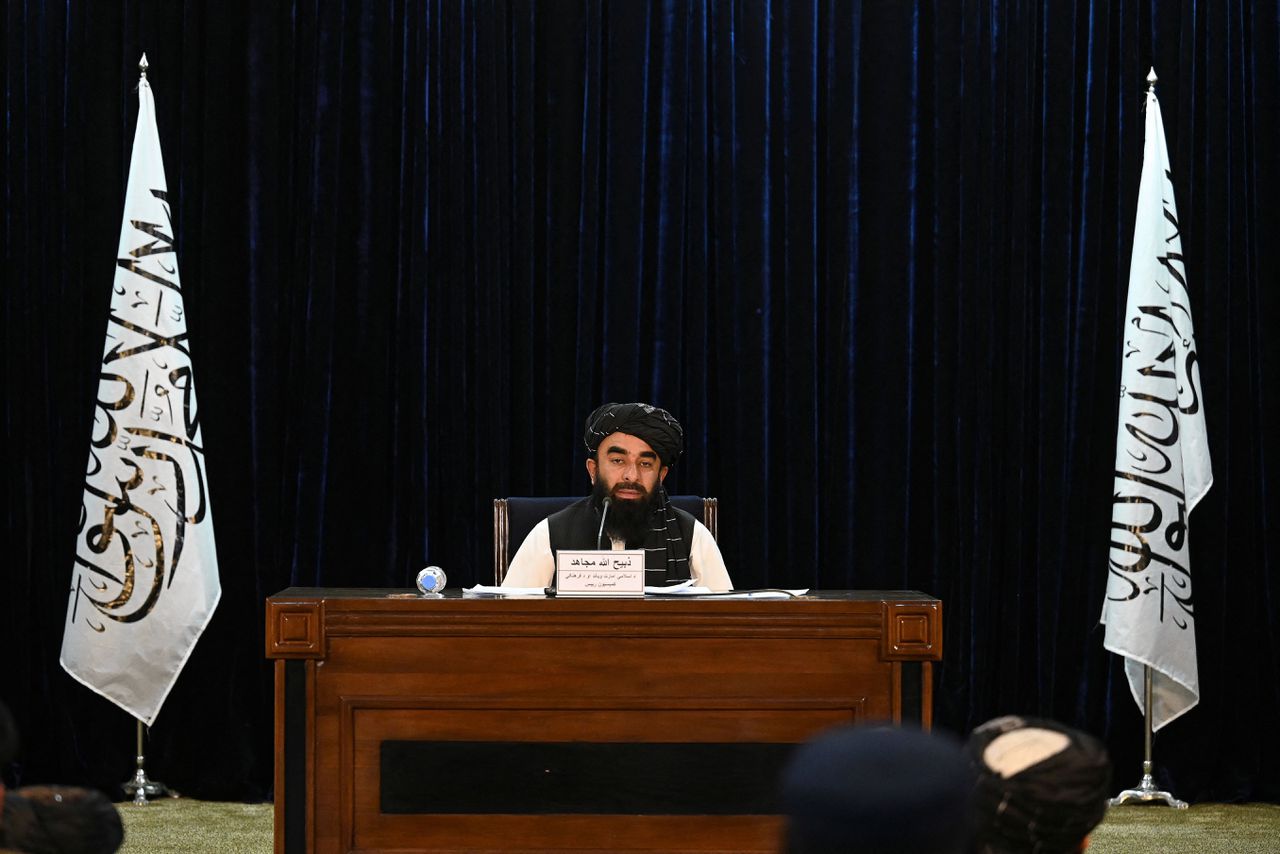 Woordvoerder Zabihullah Mujahid tijdens een persconferentie in Kabul, waar de interim-regering van de Taliban wordt aangekondigd.