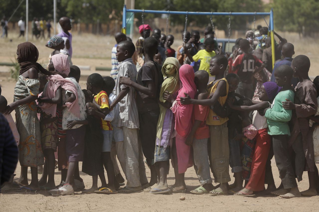 Ontheemde kinderen in een opvangkamp in Yola. De kinderen en hun families zijn gevlucht voor Boko Haram.