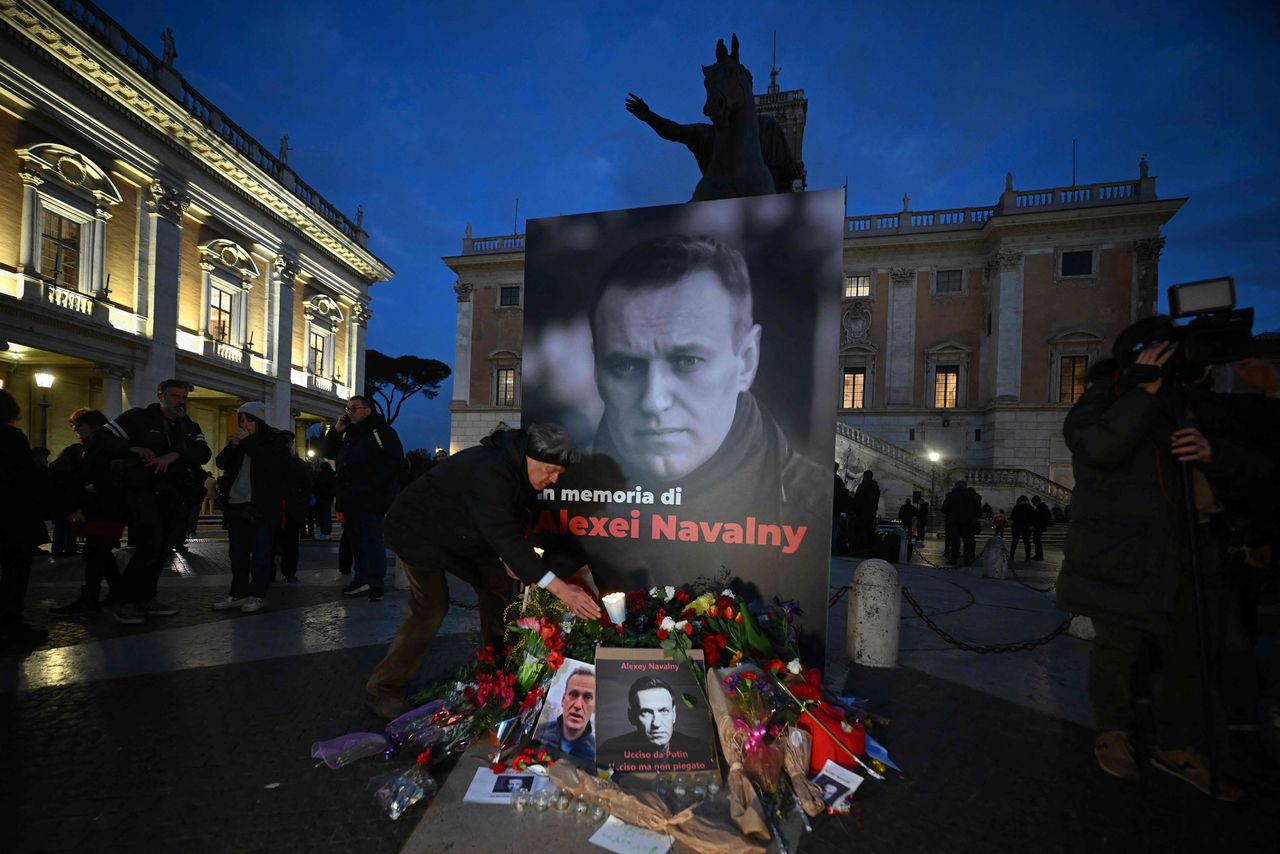 Moeder van Navalny krijgt lichaam zoon te zien, maar mag het nog niet begraven 