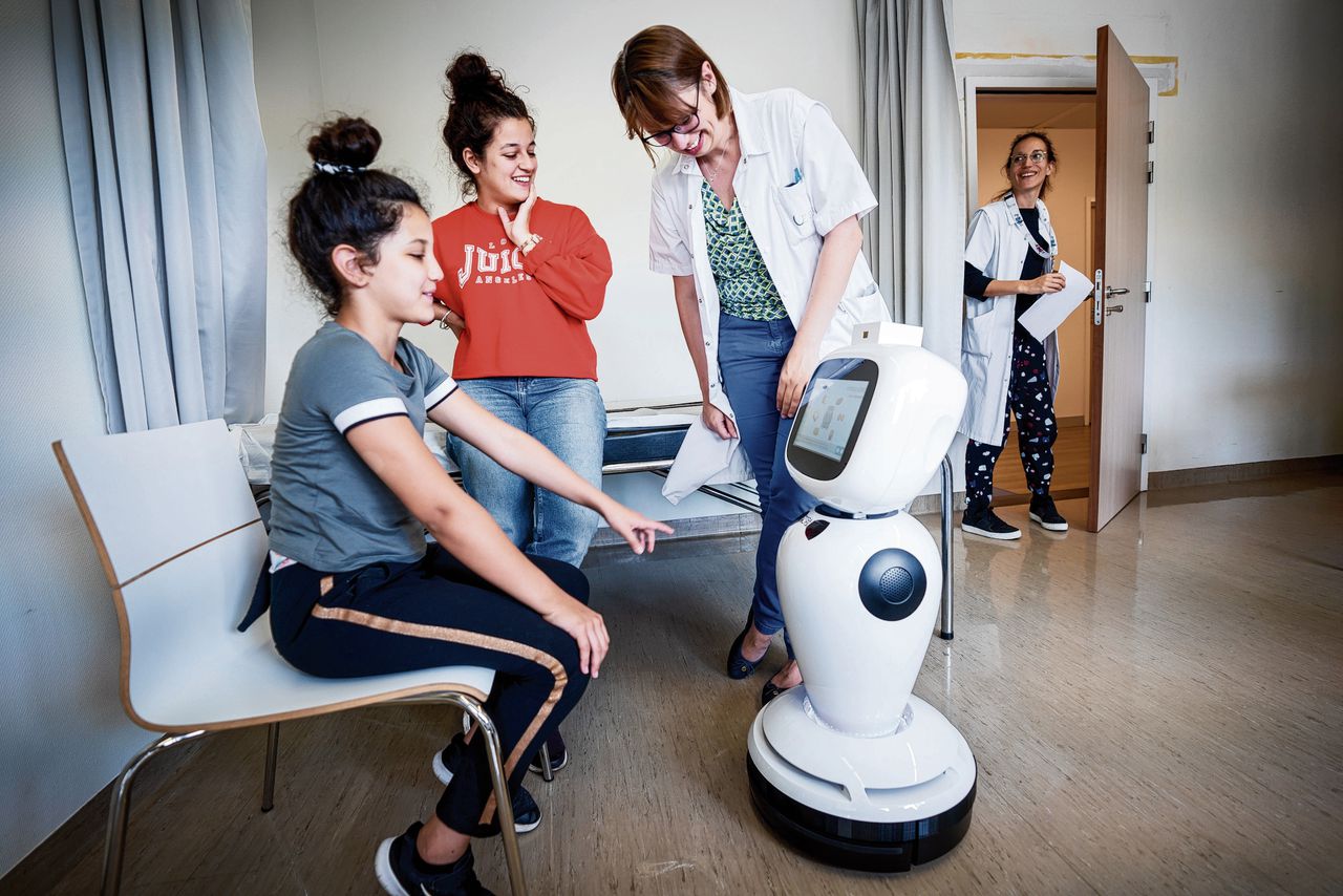 In het Universitair Ziekenhuis Brussel leert en test een robot kinderen met diabetes over hun ziekte. De robot kan deze informatie delen met de artsen.