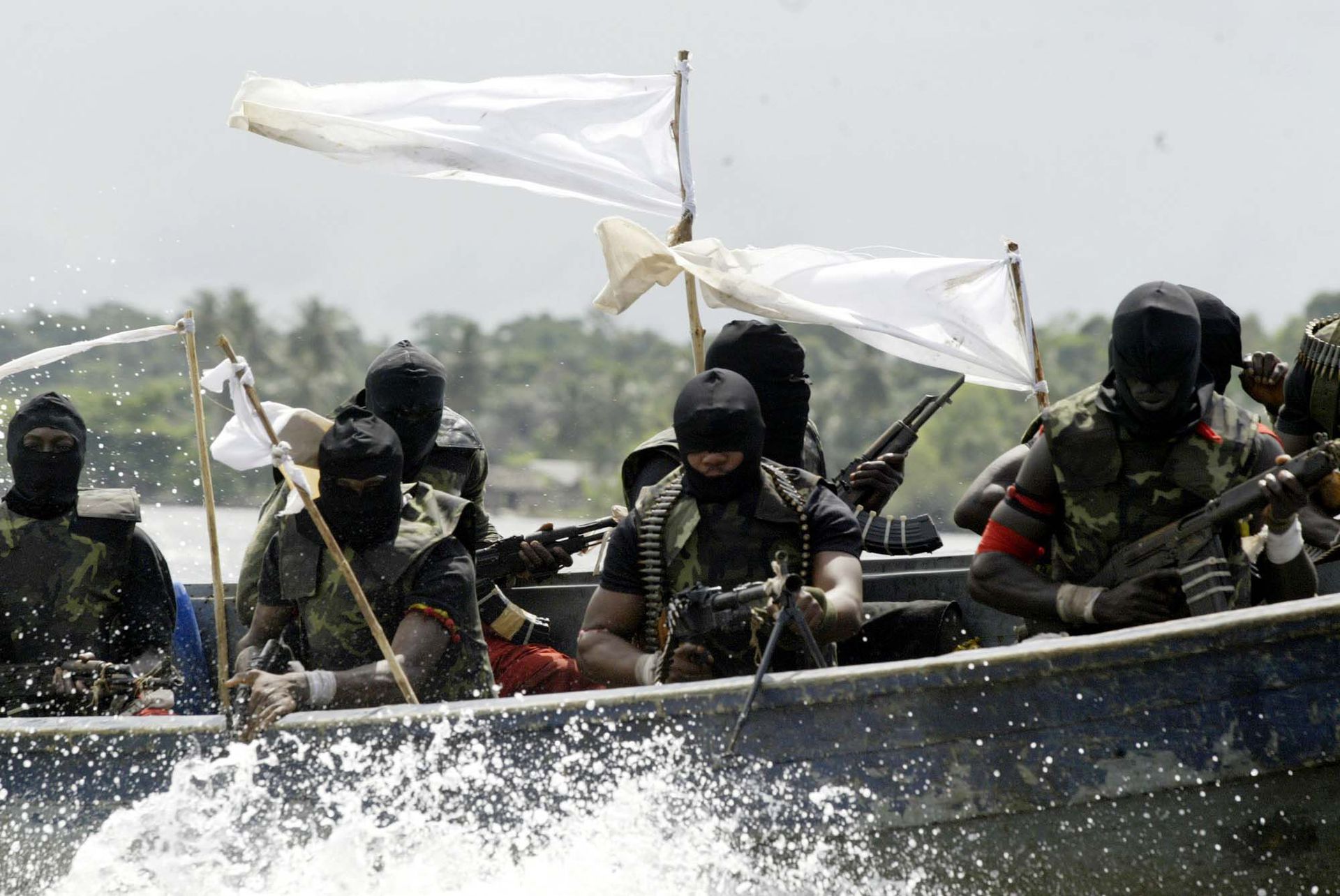 Судно террористами. Сомалийские пираты 2008. Нападение сомалийских пиратов. Нигерийские пираты. Пираты современности.