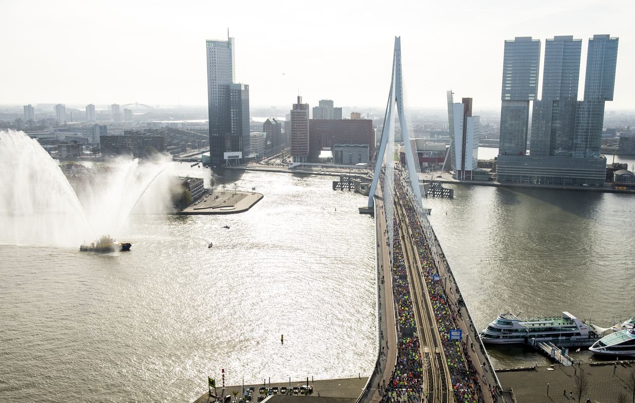 Deelnemers aan de Marathon van Rotterdam lopen over de Erasmusbrug.