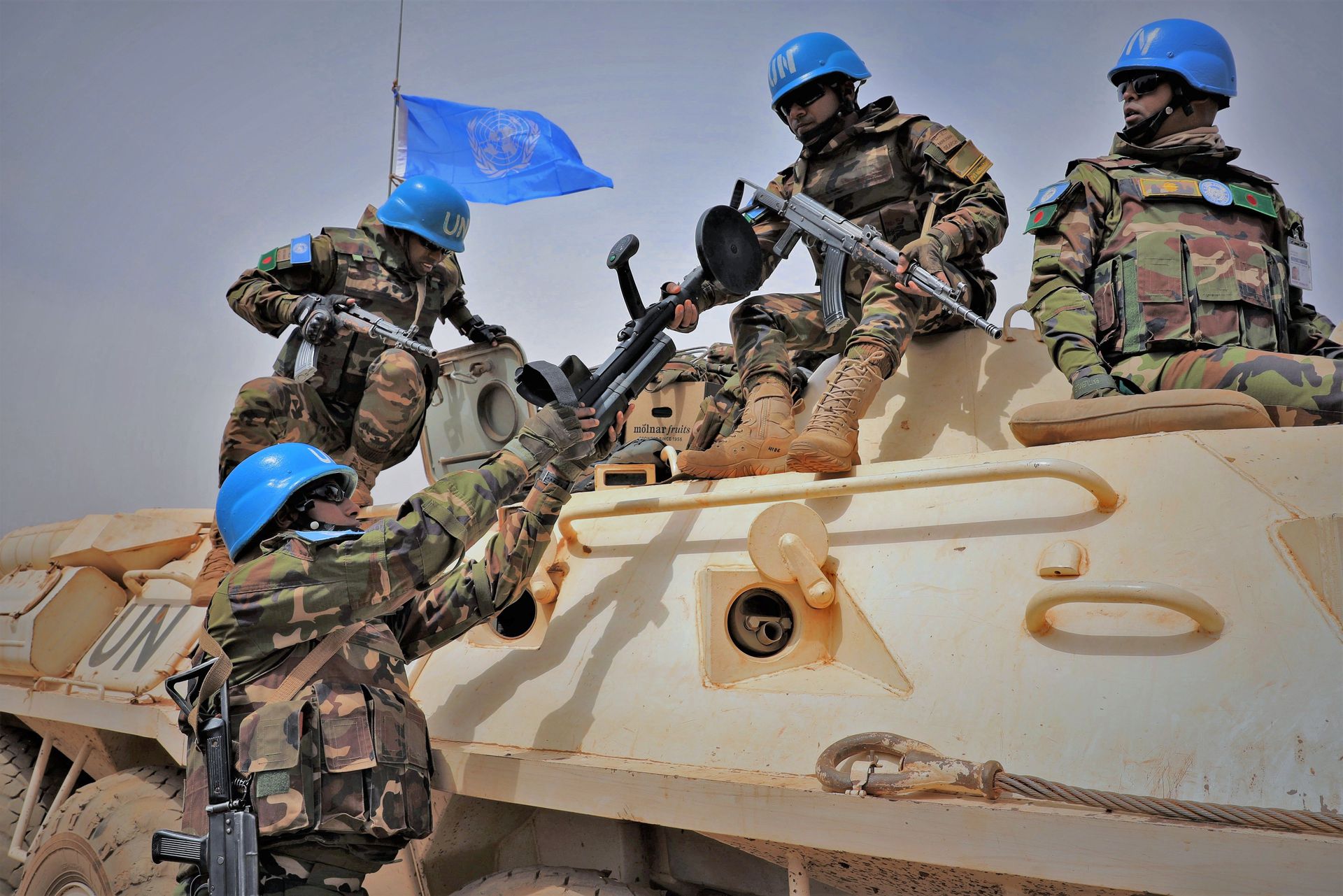 бтр миротворцев оон. российские миротворцы в молдавии в приднестровье. военная база баграм афганистан. миротворческие силы вс рф. российские миротворческие силы одкб в нагорном карабахе.