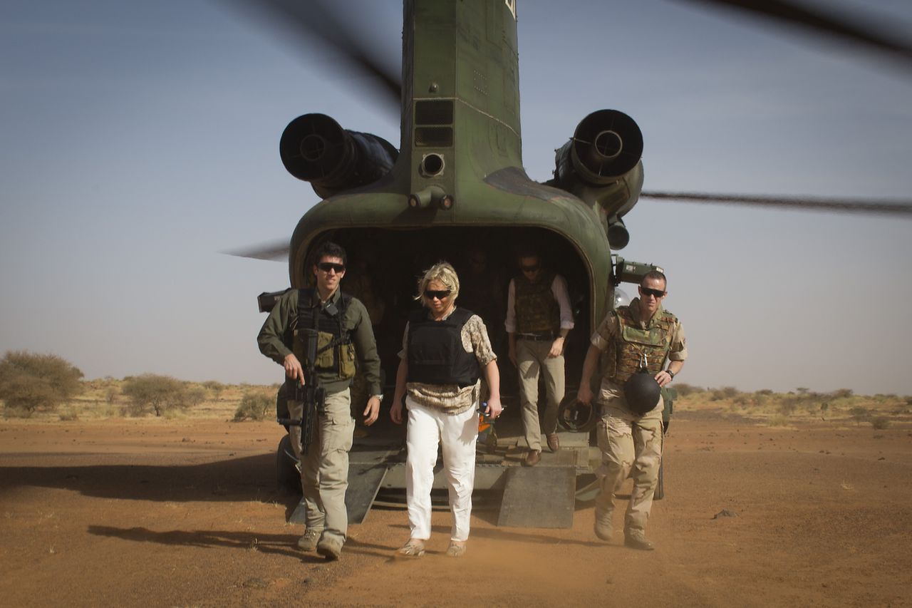 Minister van Defensie Jeanine Hennis-Plasschaert, minister van Financien Jeroen Dijsselbloem en de Commandant der Strijdkrachten generaal Tom Middendorp bij bezoek aan de Nederlandse militairen in Mali in december 2015.