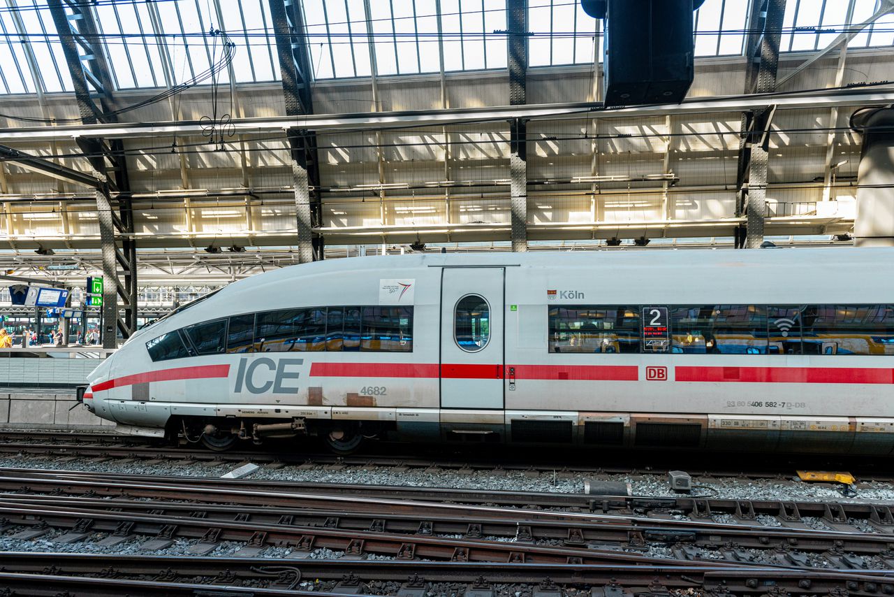 Internationale trein op het perron van Amsterdam Centraal. Deze trein rijdt niet naar Berlijn.