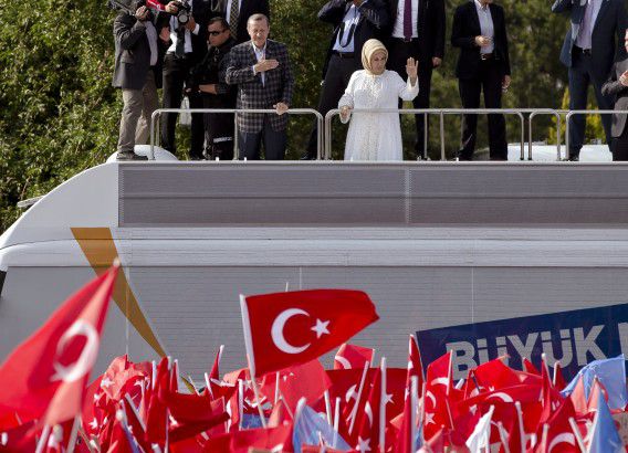 Premier Erdogan en zijn vrouw Emine zwaaien naar hun aanhang in Ankara.