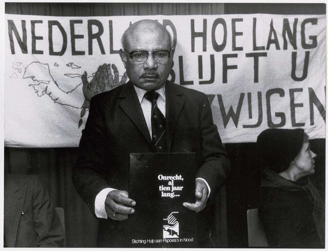Nicolaas Jouwe in 1979 tijdens een persconferentie in Den Haag