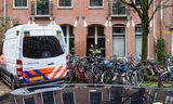 Politie bij de woning van de vader van Famke in Amsterdam-Oost.