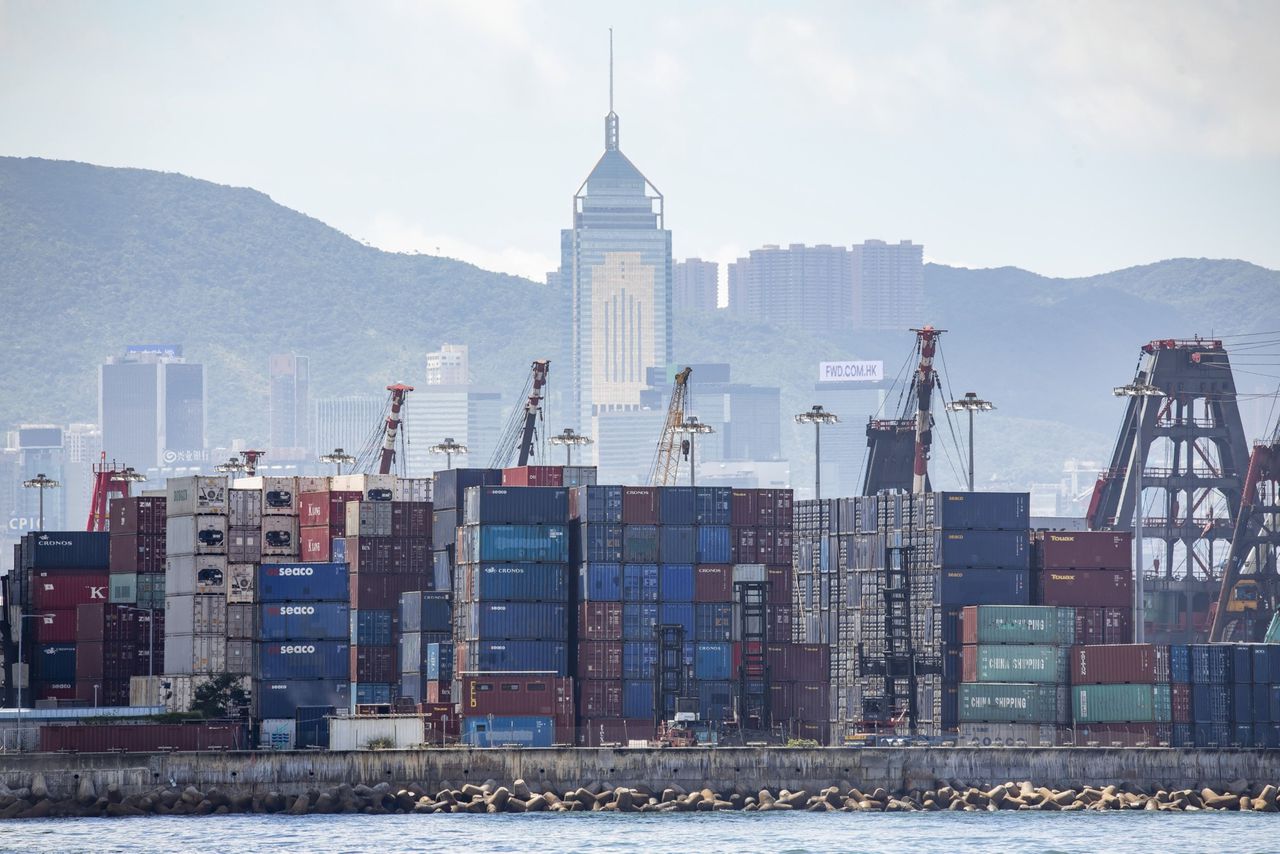 Containers in de haven van Hongkong.