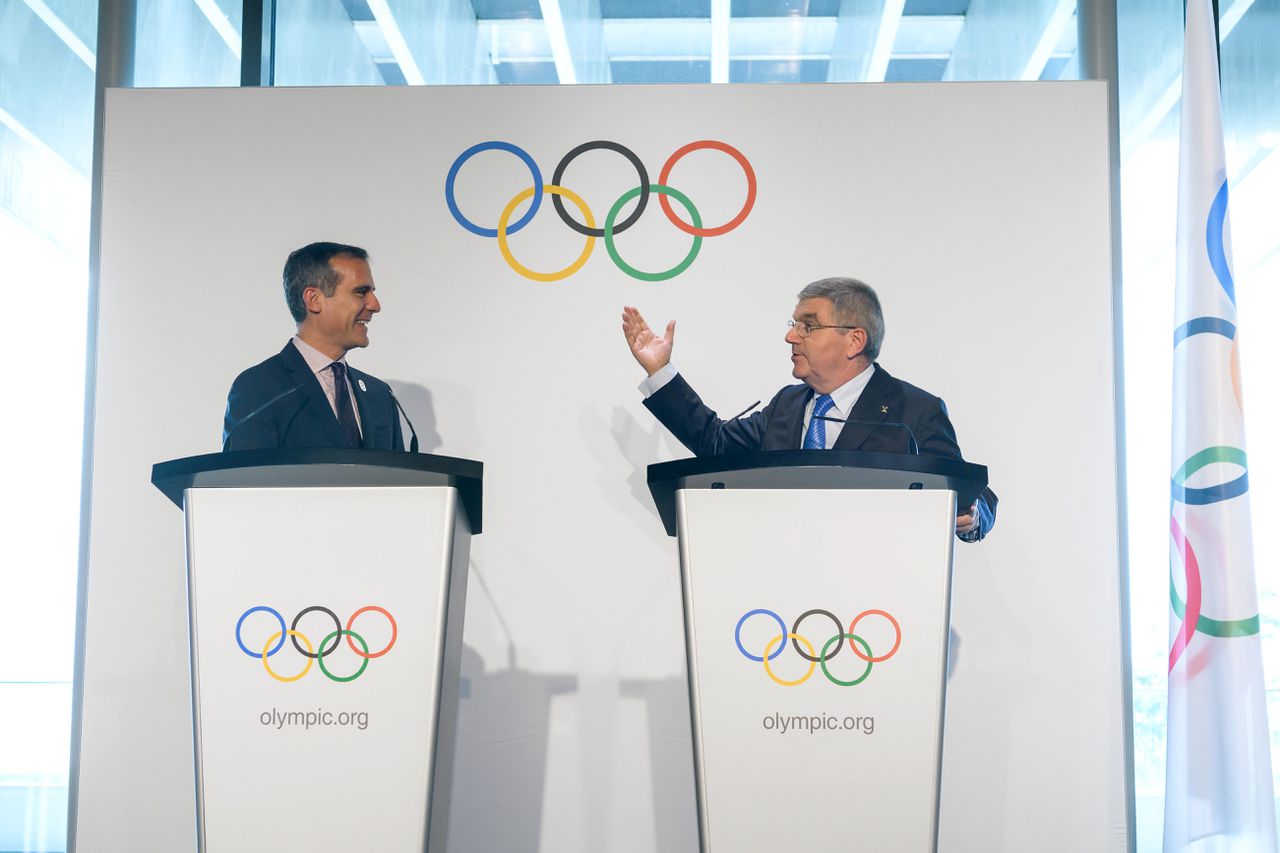 De burgemeester van Los Angeles, Eric Garcetti (links), in gesprek met IOC-voorzitter Thomas Bach.