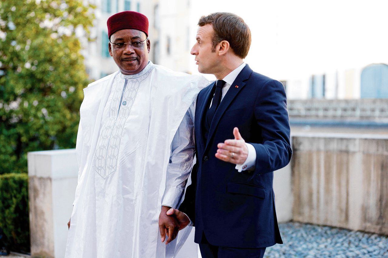 De Franse president Emmanuel Macron met zijn ambtgenoot Mahamadou Issoufou van Niger, maandag in Pau.