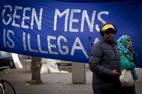 Uitgeprocedeerde asielzoekers demonstreren op het Plein in Den Haag voor de Tweede Kamer.