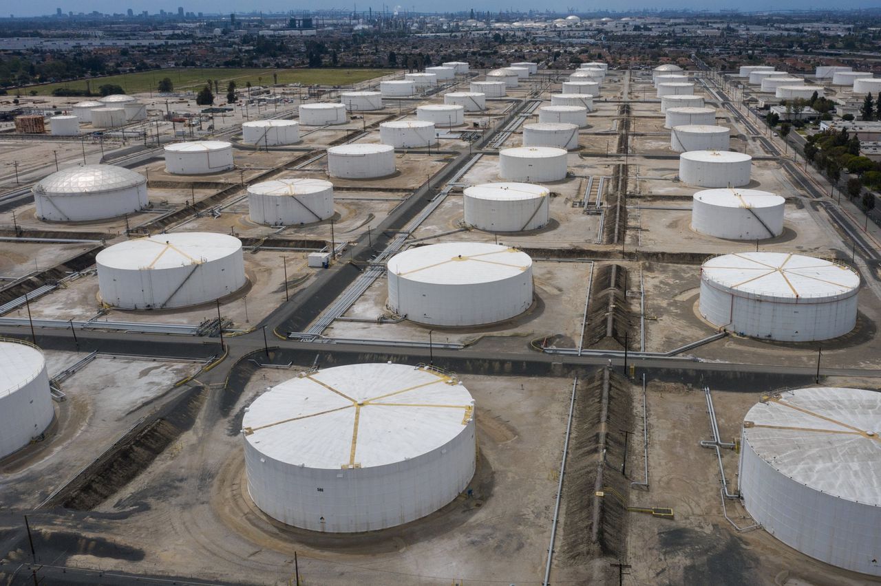Olie-opslagtanks van Shell in Californië. Pensioenfonds ABP verkoopt alle fossiele beleggingen. Eerder stemde het nog niet mee met een motie om Shell te laten handelen in lijn met het Akkoord van Parijs.