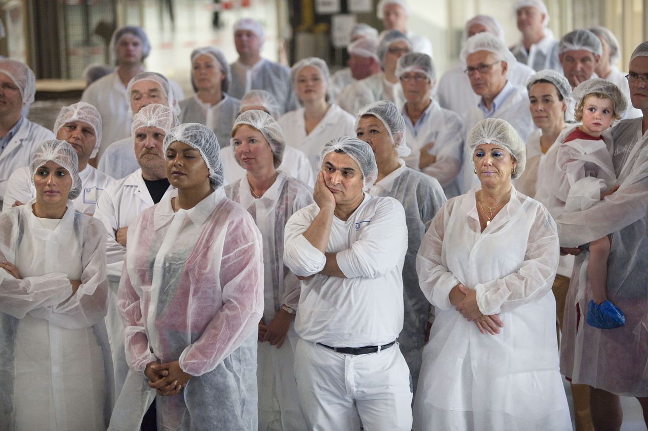 Nederland, Amersfoort 5 juli 2012 Geemotioneerd kijkt het personeel naar een videoreportage over de fabriek en de werknemers. Vandaag is de laatste tube tandpasta uit de tandpastafabriek (sinds 1937) in Amersfoort van de band gerold. In september vorig jaar kondigde Unilever aan deze fabriek te sluiten en de productie van Prodent en Zendium te verplaatsen naar de Unilever-fabriek in CompiÃ¨gne, Frankrijk. Het besluit om de fabriek in Amersfoort te sluiten en het productievolume naar CompiÃ¨gne te verplaatsen is genomen omdat de productie van Prodent en Zendium in Amersfoort te duur is in vergelijking met de fabriek in CompiÃ¨gne. Bovendien is de fabriek in Amersfoort te klein en zijn er onvoldoende mogelijkheden om uit te breiden. Als gevolg van de sluiting zijn 55 banen verloren gegaan. Hiervan heeft de helft van de medewerkers inmiddels een andere baan of maakt gebruik van een regeling. De laatste tube Zendium is aangeboden aan de burgemeester van Amersfoort, de heer Bolsius. foto:Arie Kievit