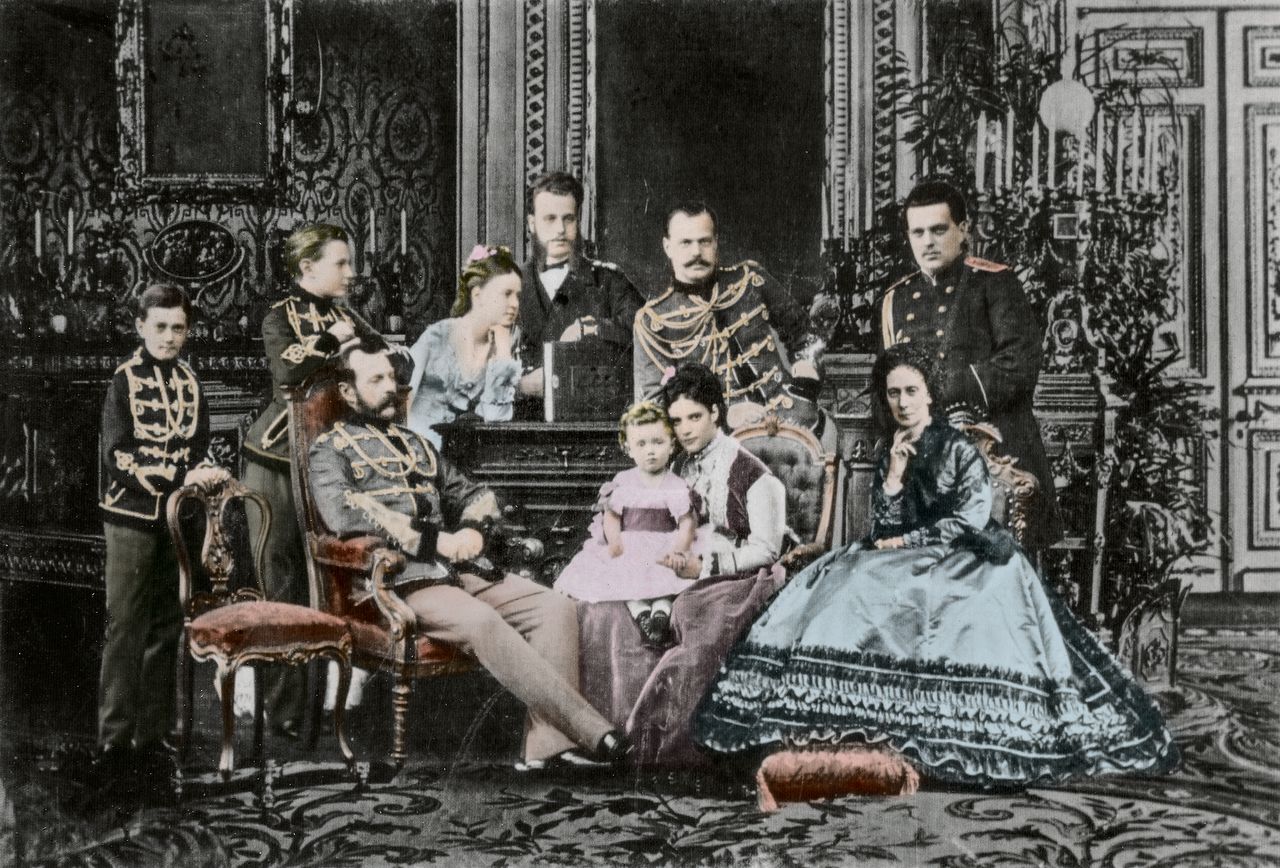 Tsaar Alexander II (op linkerstoel), die in 1861 de lijfeigenschap afschafte. Achter de middelste stoel zijn oudste zoon, de latere Alexander III, die cognac dronk uit zijn laars.