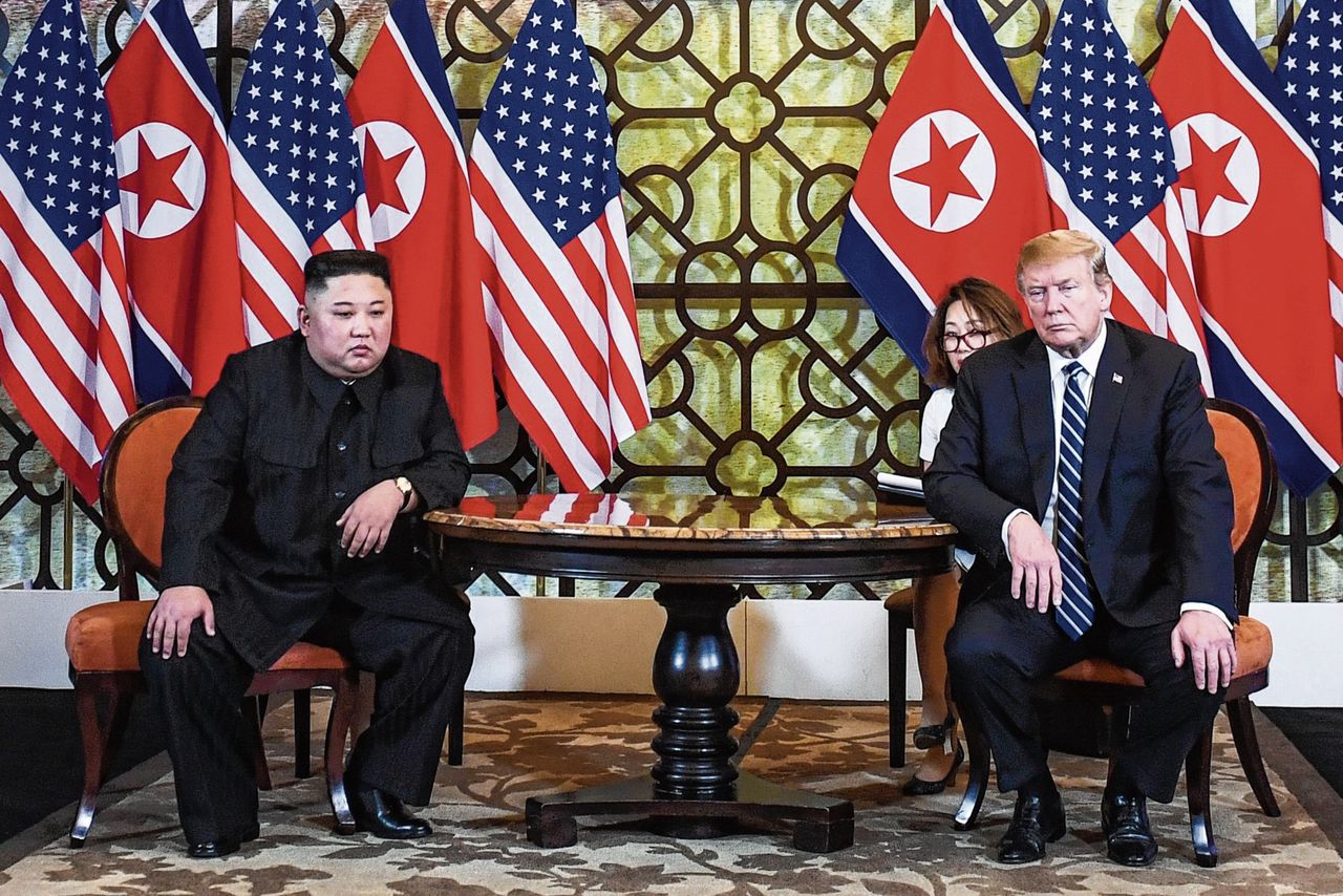 De Noord-Koreaanse leider Kim Jong-un en de Amerikaanse president Donald Trump voor hun gesprek donderdag in hotel Sofitel in Hanoi.