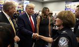President Donald Trump en First Lady Melania Trump woensdag  in gesprek met hulpverleners in El Paso, Texas.