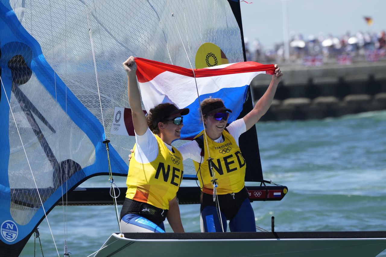 Annemiek Bekkering en Annette Duetz vieren hun bronzen medaille.