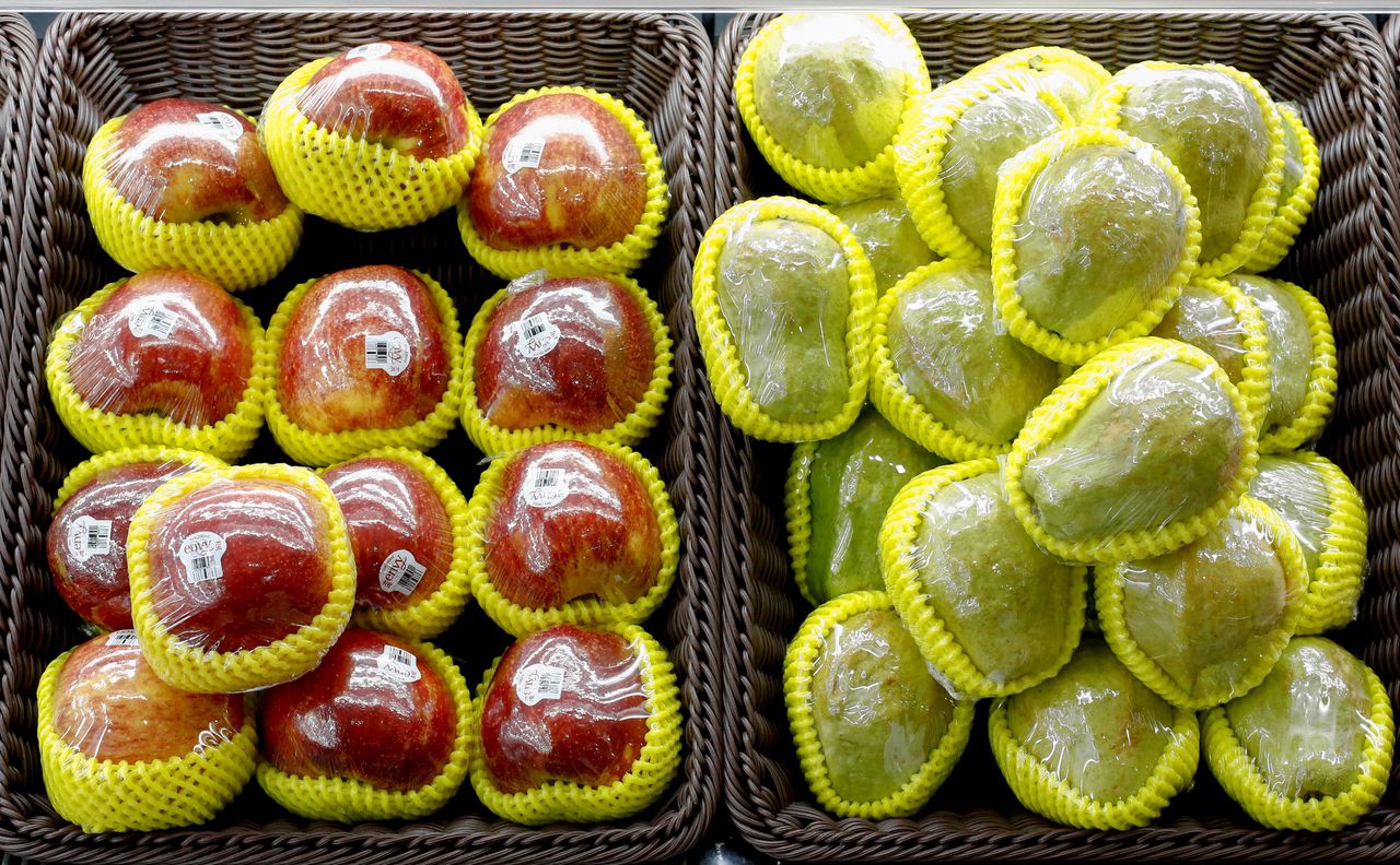 Fruitverpakkingen in een supermarkt in Beijing.