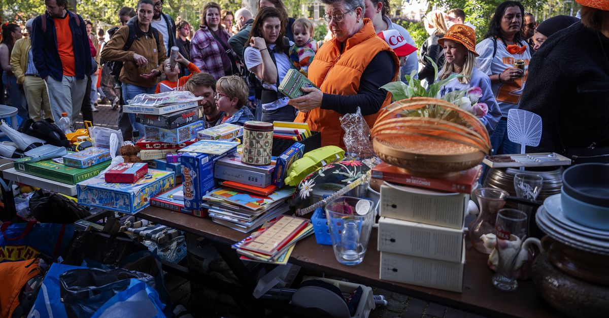 Vrijmarkten in het hele land, koning viert Koningsdag in Dokkum
