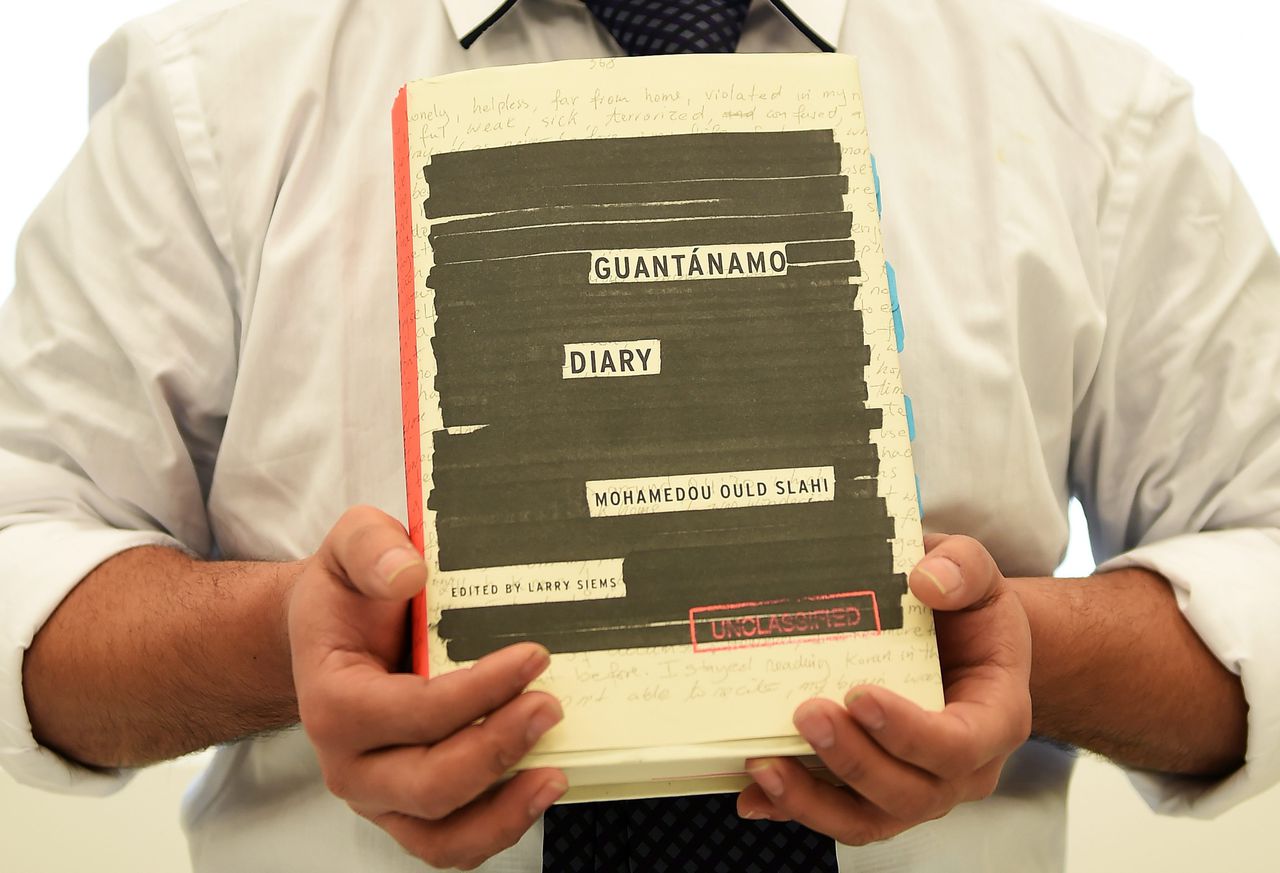 De broer van een gedetineerde in Guantánamo Bay, Mohamedou Ould Slahi, laat het boek van zijn broer zien.