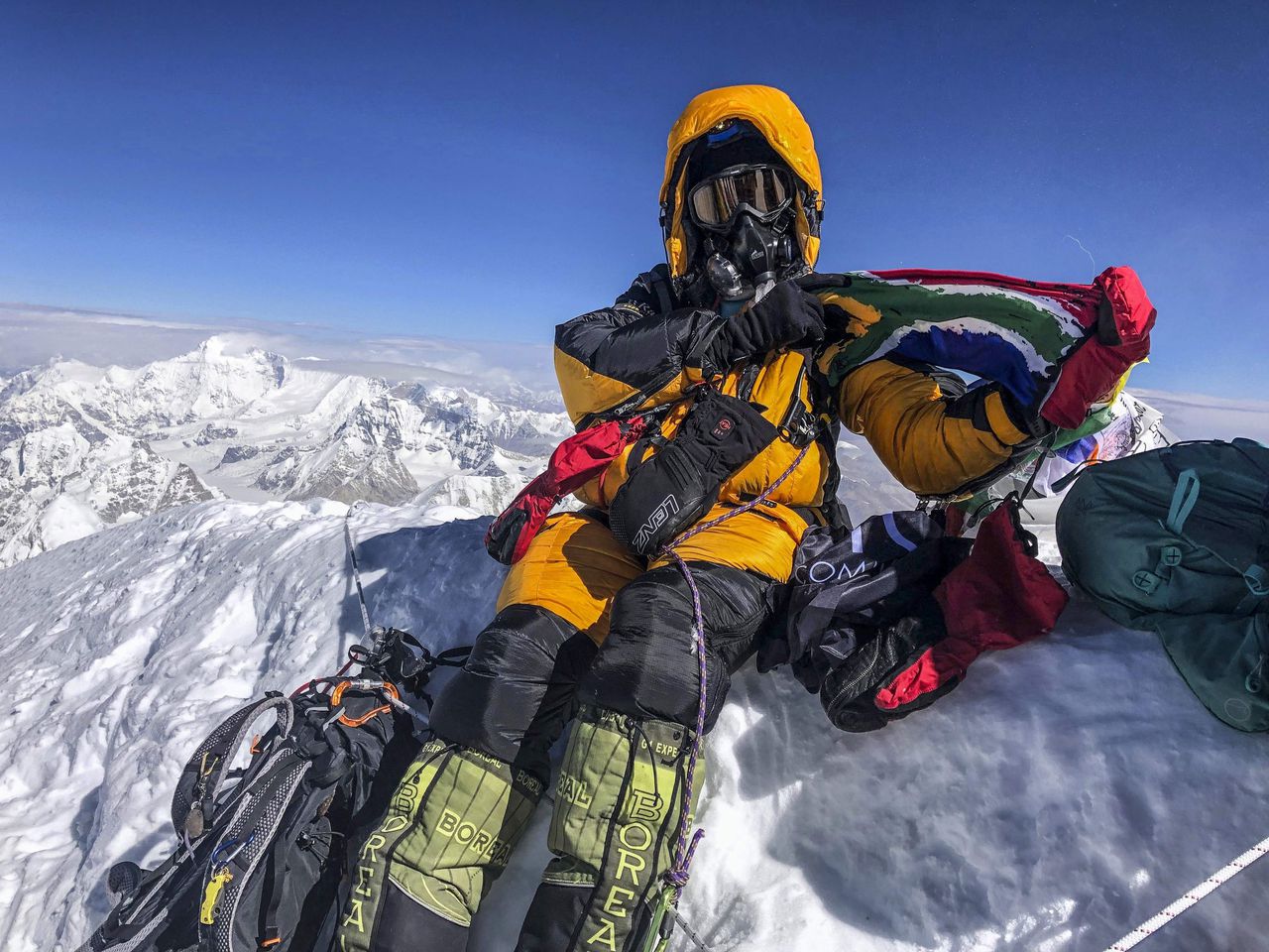 De Zuid-Afrikaanse klimmer Saray Khumalo op de top van de Mount Everest, op 19 mei 2019. Zij is de eerste zwarte Afrikaanse vrouw die dit lukte.