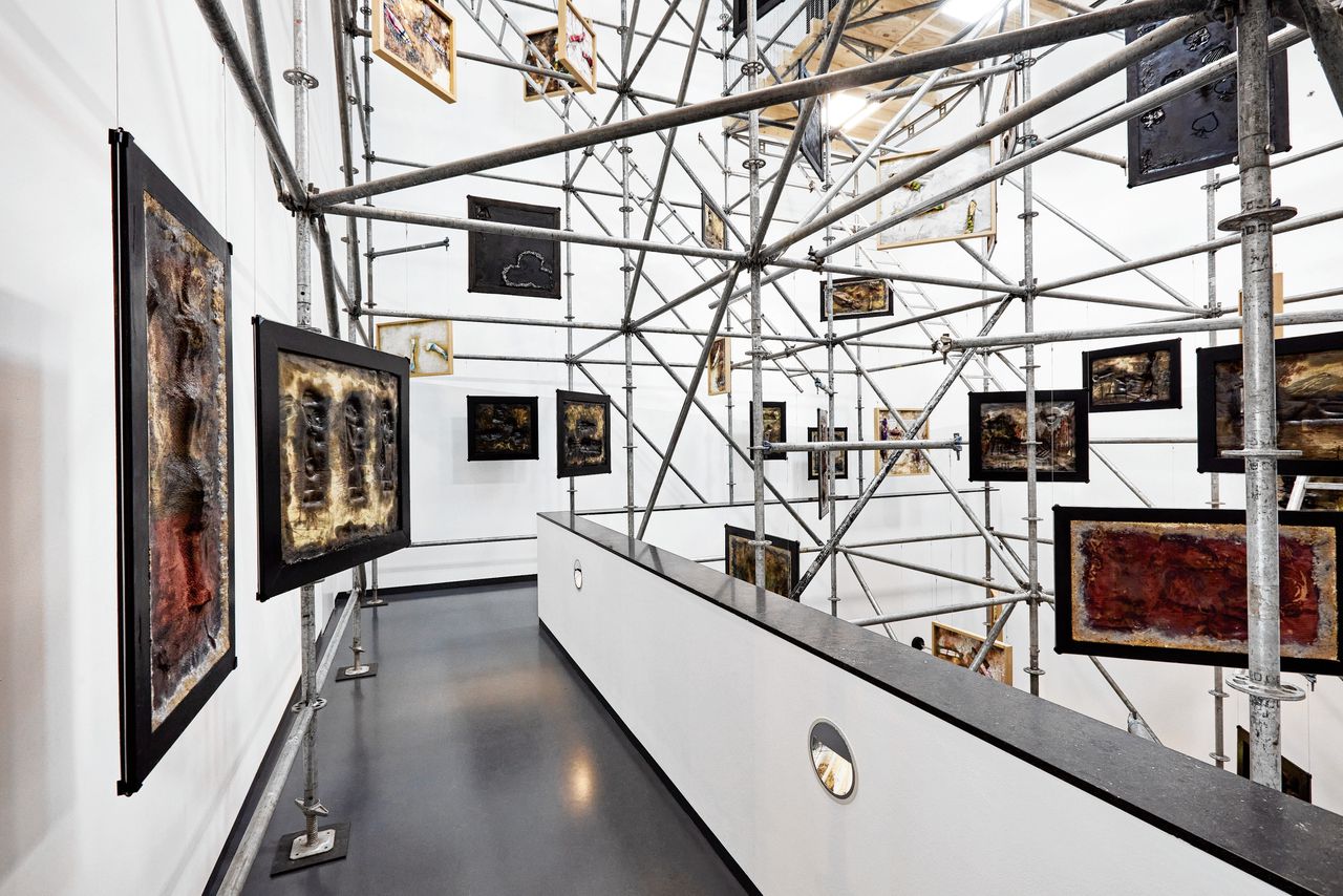 De tentoonstelling Victor Sonna: 1525 is opgebouwd in een 25 meter hoge toren in het Van Abbemuseum.