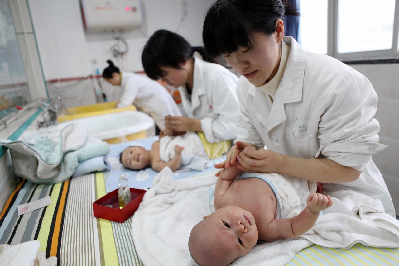 Zusters masseren baby's in een ziekenhuis in Yongquan, in het zuidwesten van China. Het aantal Chinese geboorten is in 2019 sterk afgenomen.