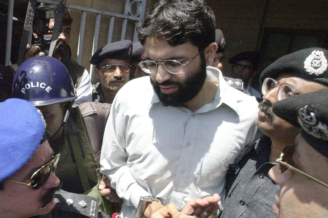 Archiefbeeld uit 2002. Pakistaanse politie verzamelt zich rondom Ahmed Omar Saeed Sheikh, die werd verdacht van de moord op Daniel Pearl.