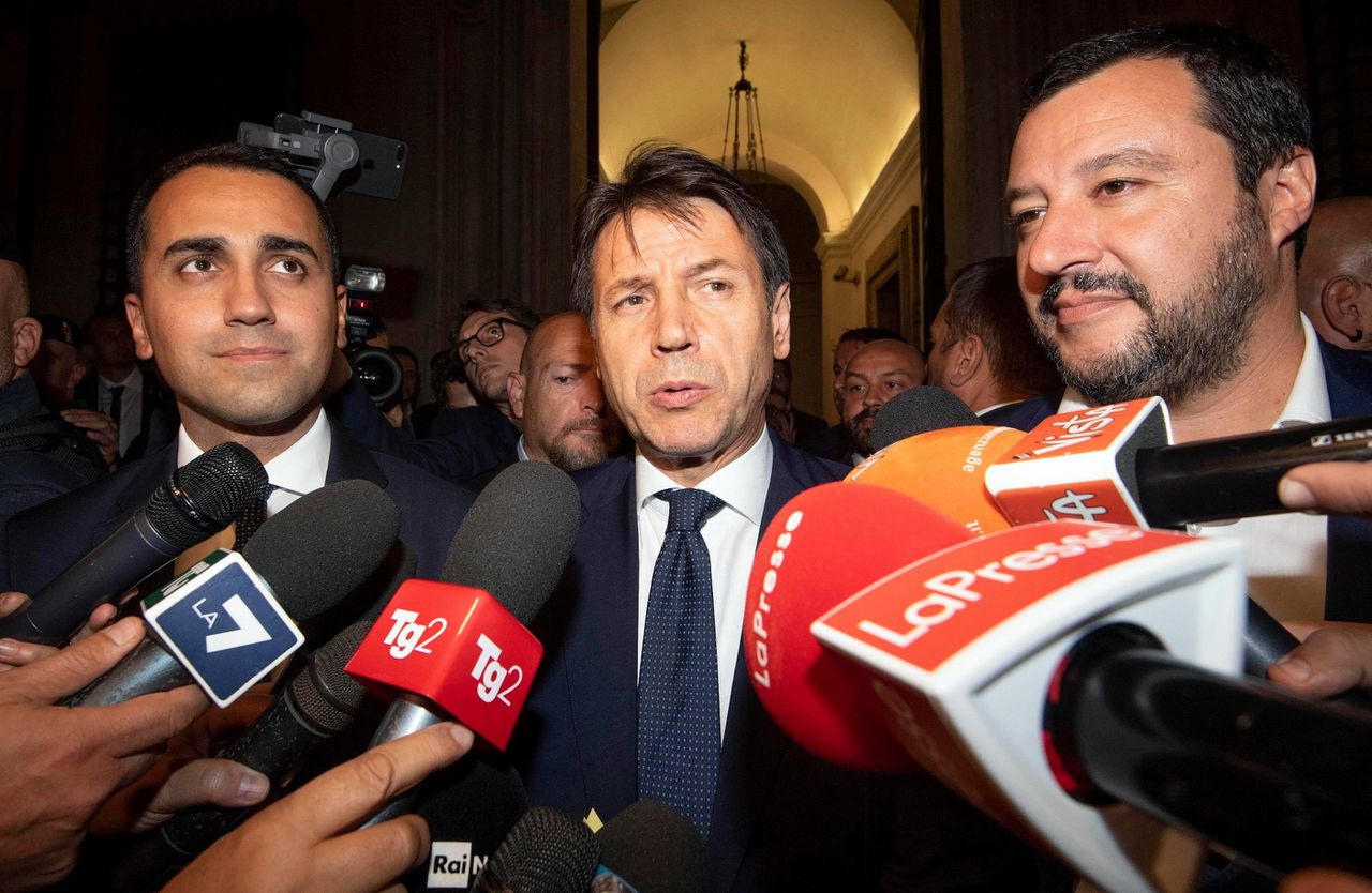 De Italiaanse regeringsleiders Liugi de Maio, Giuseppe Conte en Matteo Salvini, tijdens een persconferentie in Rome op 10 oktober.