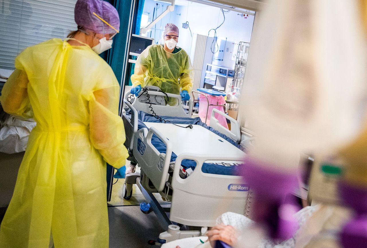 Zorgmedewerkers verzorgen een patiënt op de intensive care (IC).