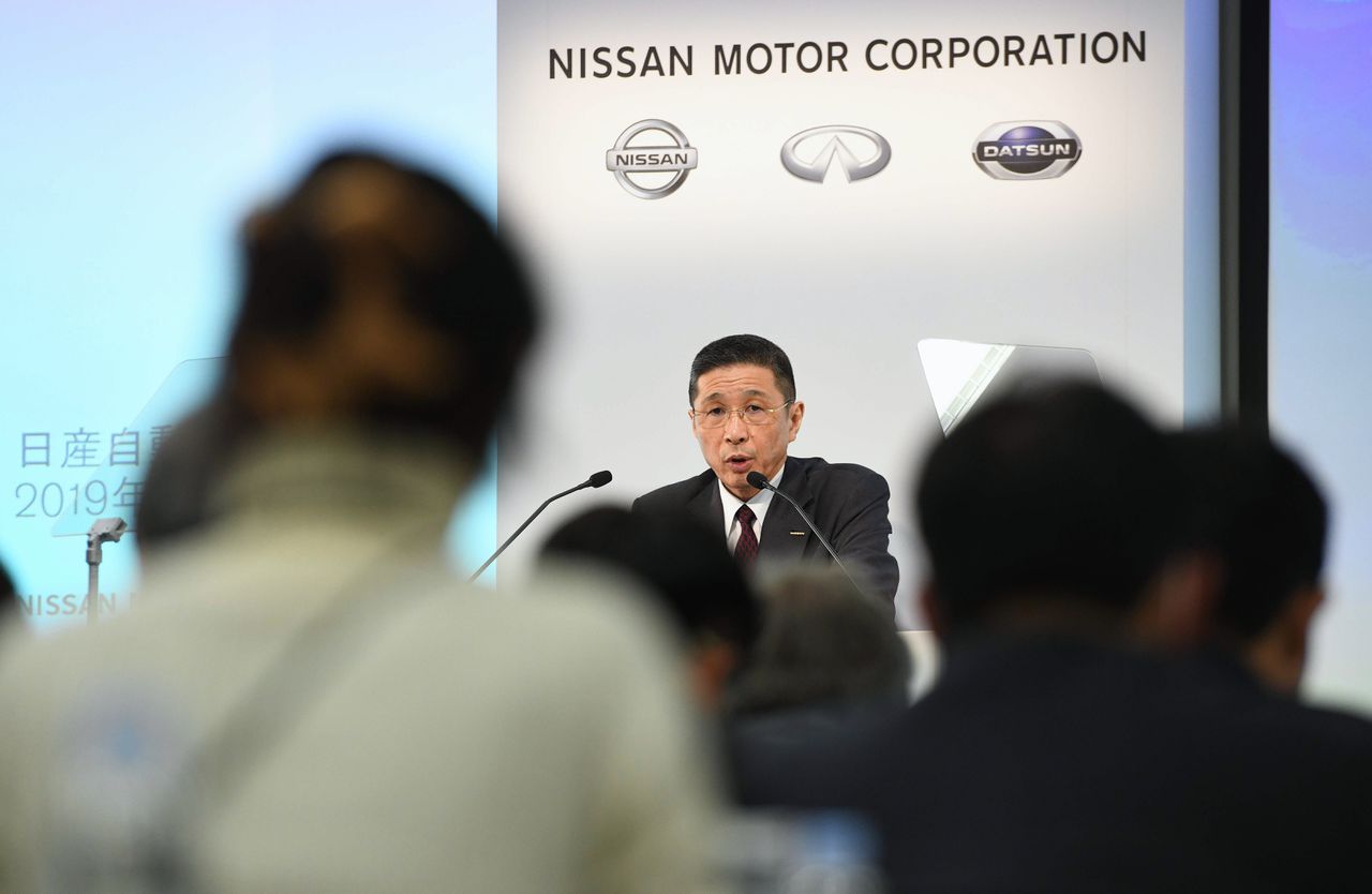 Nissan-topmanb Hiroto Saikawa presenteert de financiële resultaten in Yokohama.