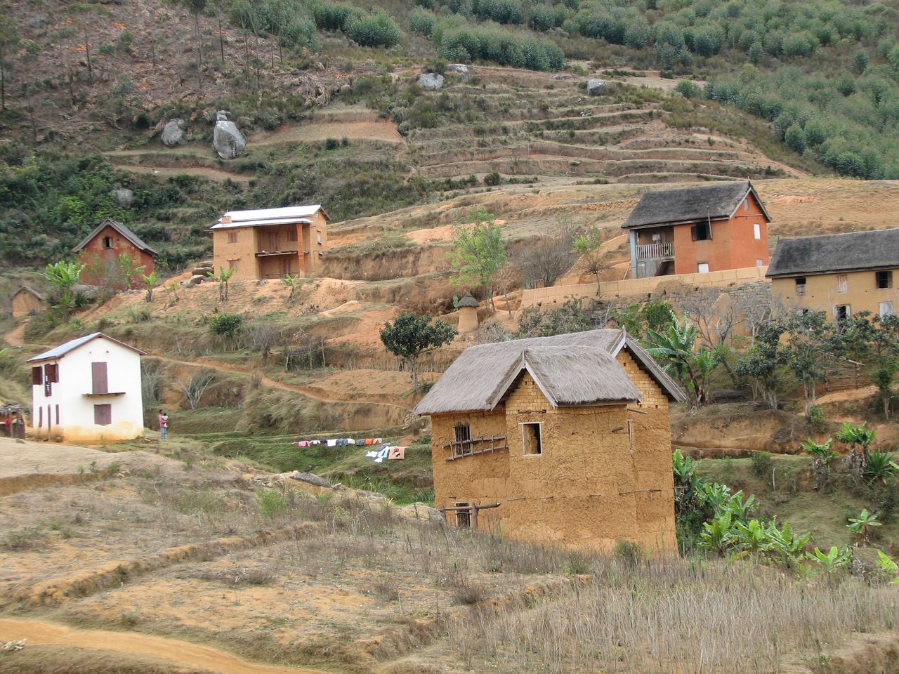 Huizen op het platteland van Madagaskar (niet het huis waar de brand plaatsvond).