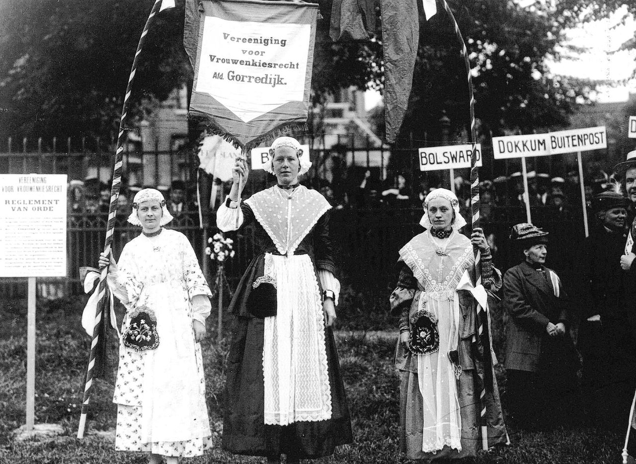 1920: Vereeniging voor Vrouwenkiesrecht, afdeling Gorredijk, tijdens een demonstratie.