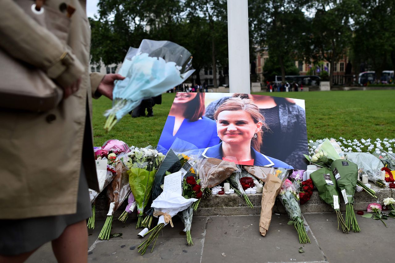 Bloemen bij een herdenkingsplek in Londen voor de vermoorde Jo Cox.