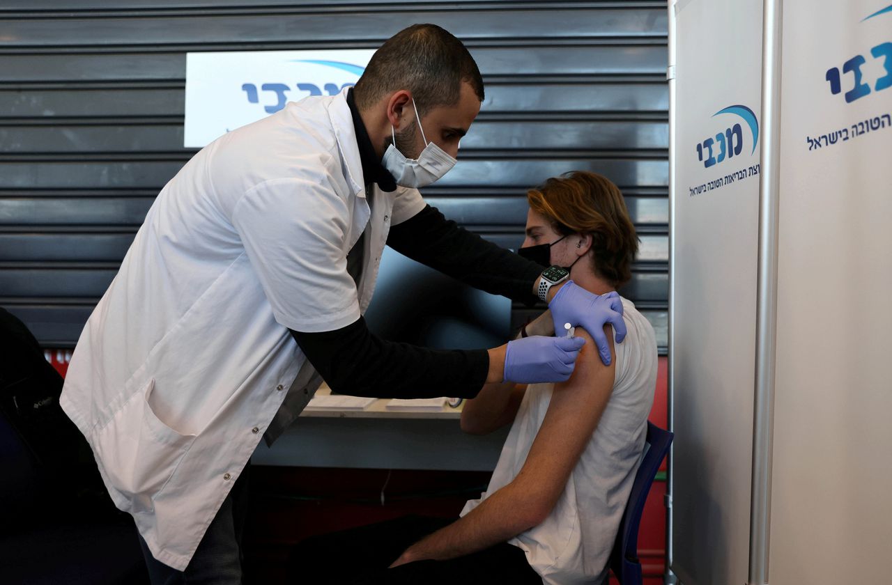 Een tiener in Israël krijgt het Pfizer-vaccin toegediend.
