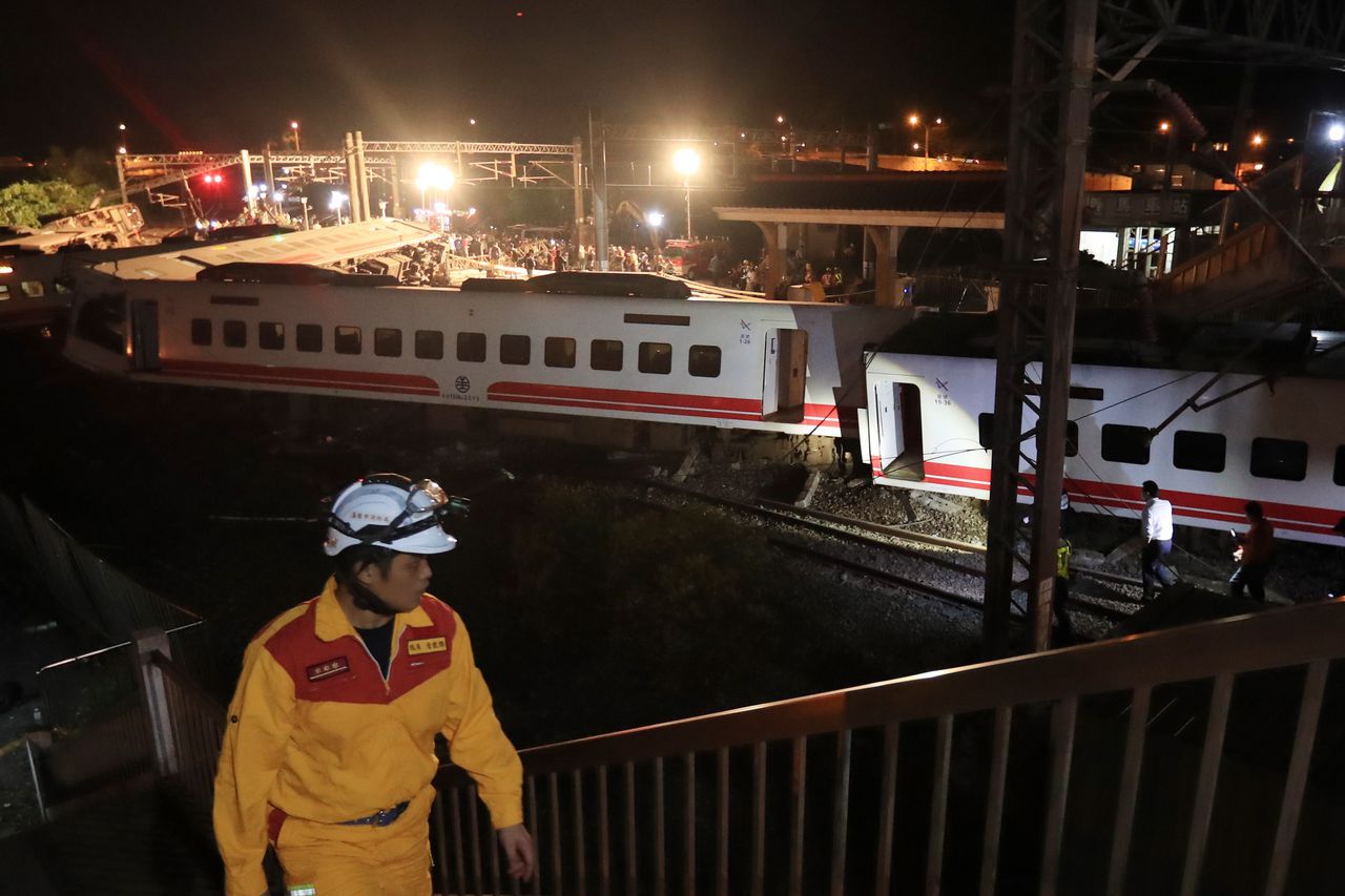 De ontspoorde trein van de Puyuma Express.