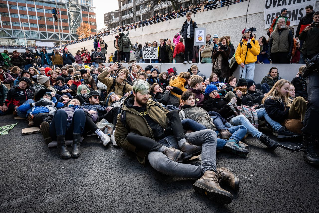 Demonstranten blokkeren de A12 tijdens de bijeenkomst van Extinction Rebellion zaterdag in Den Haag.