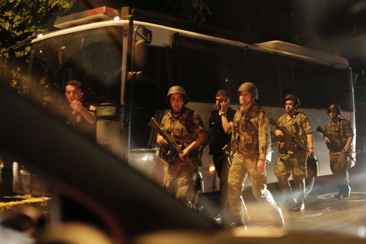 Turkse politieagenten worden gevangen genomen door het leger.