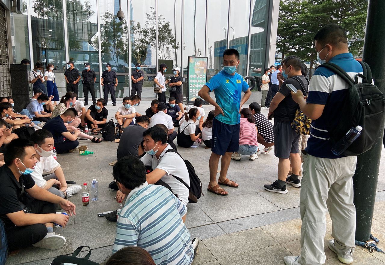Een zitprotest van mensen die terugbetaling eisen van leningen door het kwakkelende Evergrande, bij het hoofdkantoor van het vastgoedbedrijf in de Zuid-Chinese stad Shenzhen.