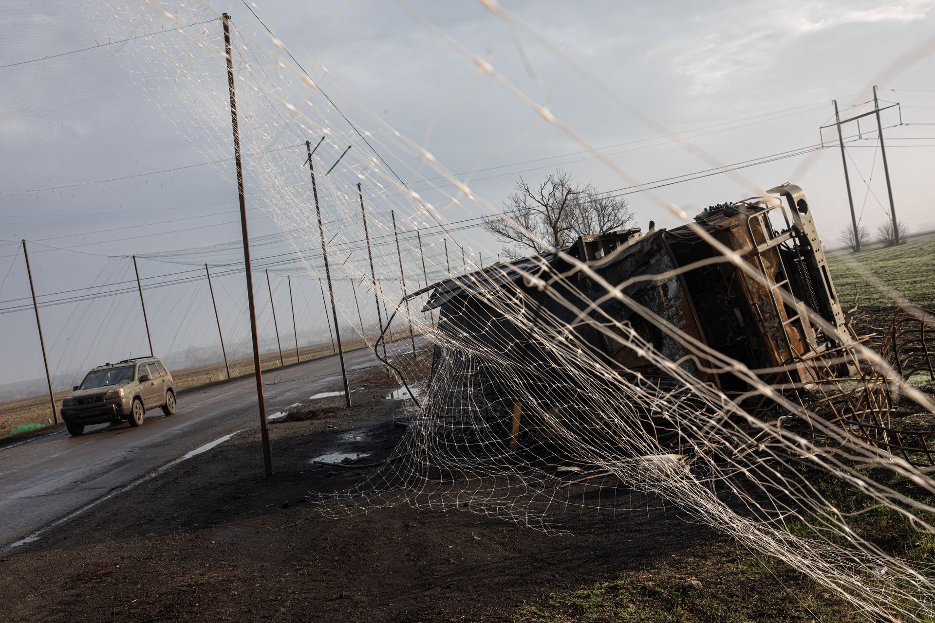 Una carretera en la región de Donetsk está protegida con redes antidrones. 