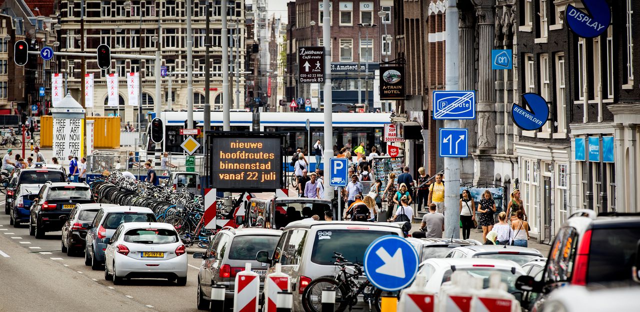 De Prins Hendrikkade voor Amsterdam Centraal.