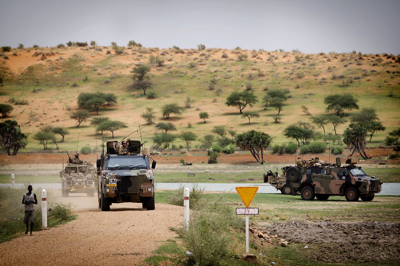 Nederlandse commando's van de Korps Commando Troepen (KCT) in 2014 op patrouille naar Ansongo.