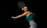 Aryna Sabalenka slaat een forehand tijdens een training voor de Australian Open, begin dit jaar. 