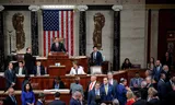 Huisvoorzitter Mike Johnson controleert donderdagmiddag de stemming over president Trumps megabegrotingsvoorstel.