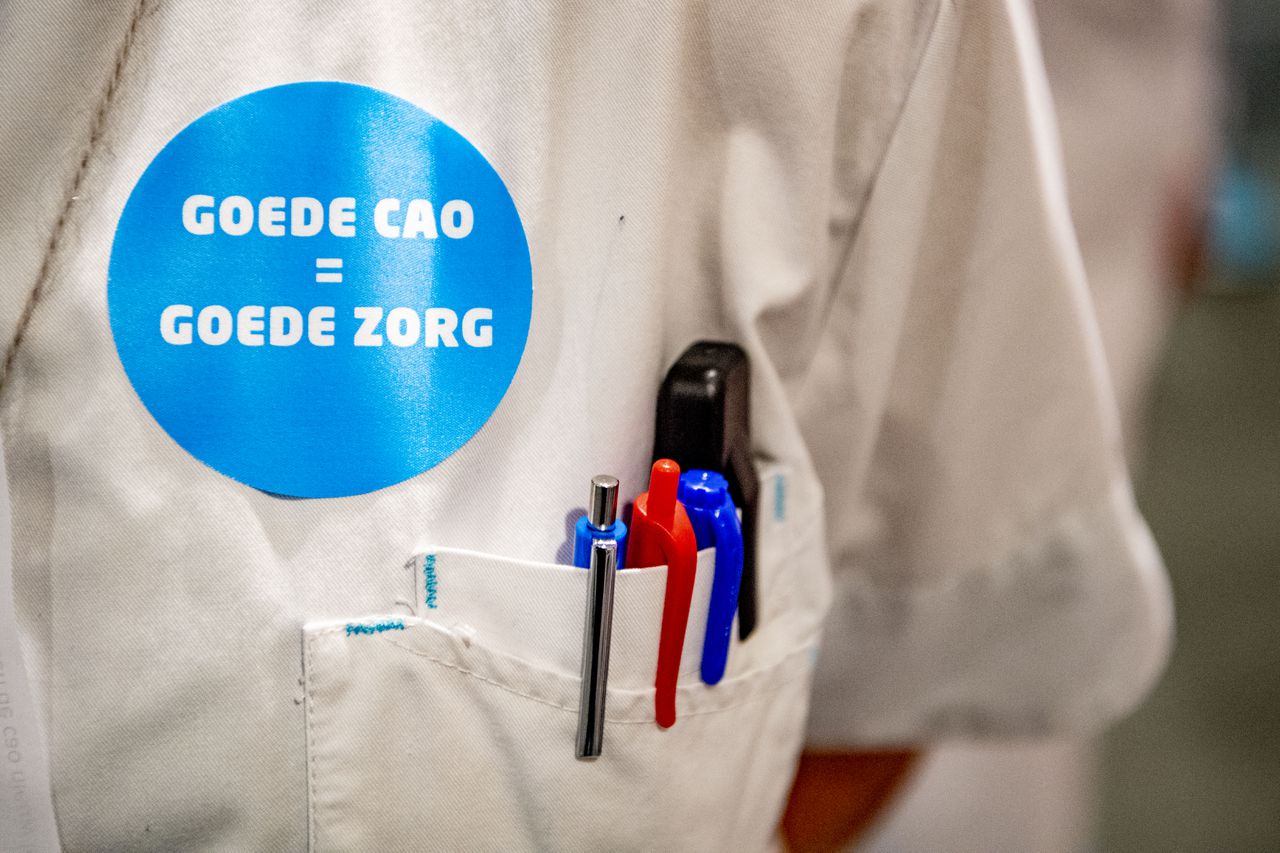 Medewerker van het Catharina Ziekenhuis Eindhoven tijdens de landelijke staking op 20 november 2019 voor een betere cao.