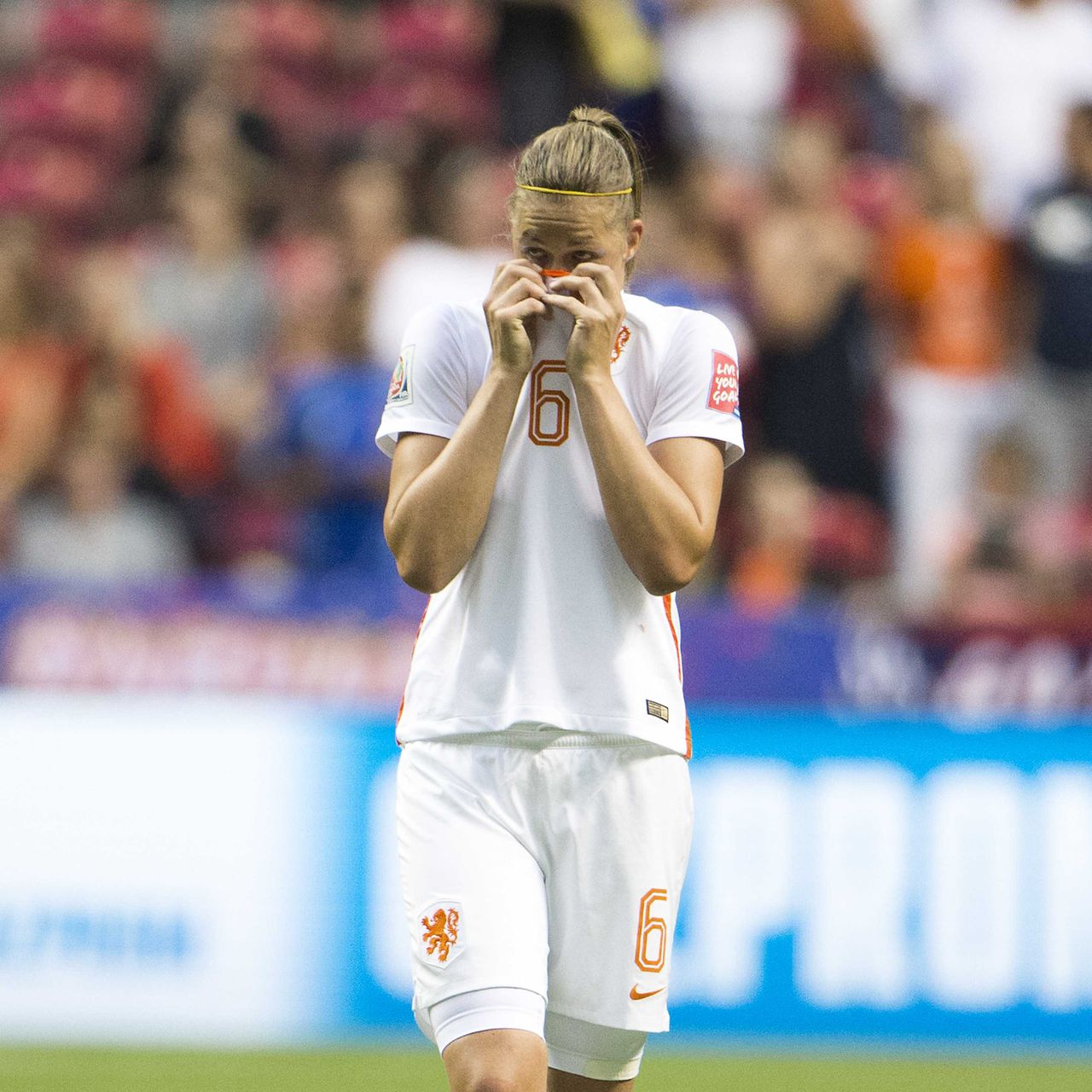 Tranen bij Anouk Dekker na de uitschakeling in de achtste finale van het WK voetbal tegen Japan.