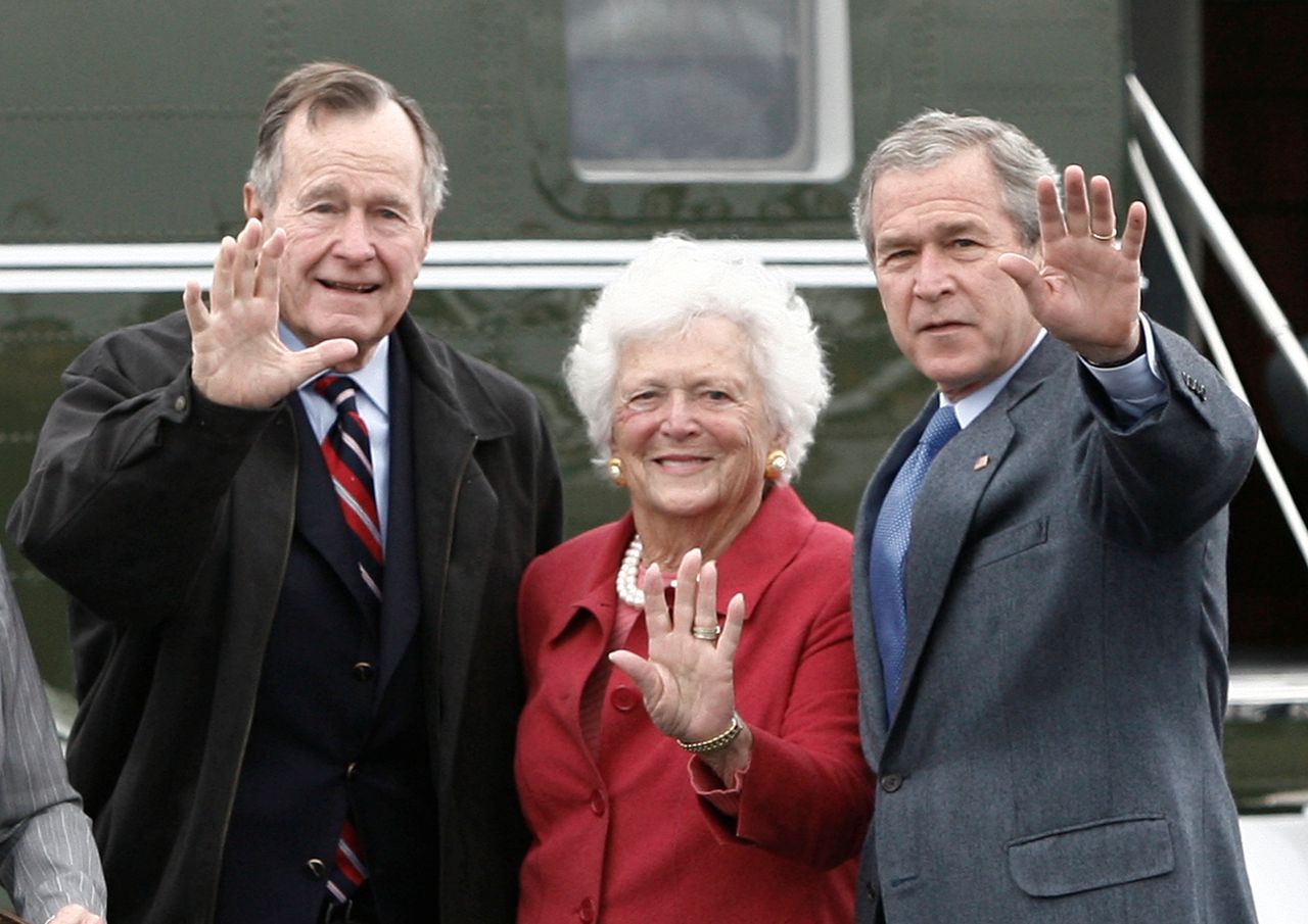 De voormalige Amerikaanse First Lady Barbara Bush met haar echtgenoot, oud-president George H.W. Bush, en haar zoon, toenmalig president George W. Bush, in Texas in 2007.